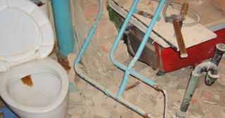 Профессиональный демонтаж перегородки ванной и туалета в прохладном - от 574 рублей